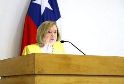 La profesora María Angélica Figueroa, Premio Amanda Labarca 2016, reseñó la vida de la profesora Spodine durante la ceremonia