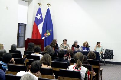 Docenas de personas participaron en la lectura poética "Mujeres de la Chile leen a Chile".