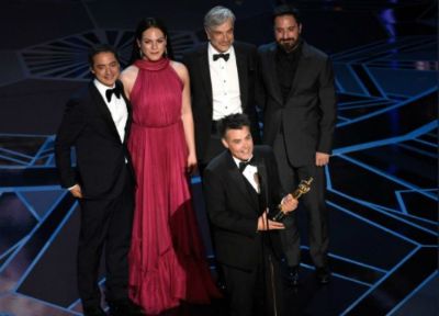 Sebastián Lelio, Juan de Dios Larraín, Daniela Vega, Francisco Reyes y Pablo Larraín durante la entrega del Premio Oscar a la mejor película extranjera.