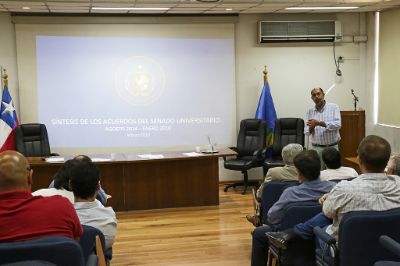 Senador Claudio Olea expuso el trabajo del órgano normativo ante el Consejo de la Facultad de Ciencias Químicas y Farmaceúticas.