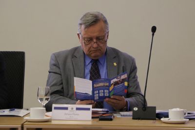 Los Rectores recibieron un set de material informativo sobre el Senado Universitario. En la imagen, el Rector de la U. de Tarapacá, Prof. Arturo Flores.
