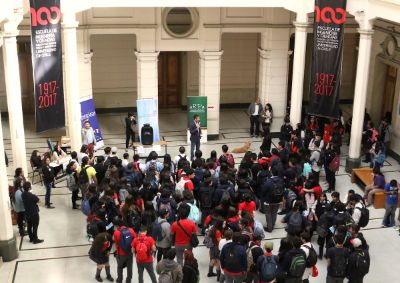 Durante la ceremonia de bienvenida a los nuevos alumnos, se recalcó la importancia de estrechar vínculos entre la Universidad de Chile y la comunidad escolar.