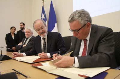 El acuerdo permitirá articular recursos e infraestructura para estimular la cooperación permanente entre la Universidad de Chile e instituciones francesas.