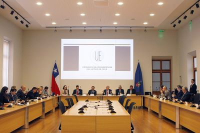 La sesión del CUECh fue celebrada en el Salón Valentín Letelier de la U. de Chile
