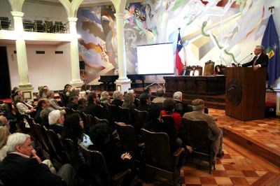 El Rector Ennio Vivaldi calificó a la Editorial Universitaria como una expresión de la Universidad de Chile al mostrarse al mundo.
