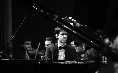 Nacido en 1983, Shaer se ha convertido en uno de los pianistas más importantes de su generación, actuando en numerosos conciertos en todo el mundo y ganando importantes premios.