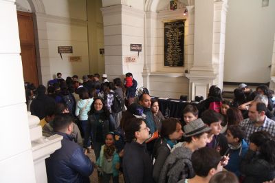 Cientos de personas recorrieron los salones y rincones de la Casa Central de la U. de Chile.