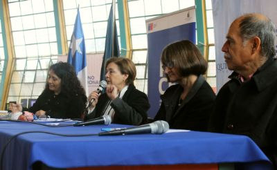 La directoria de la OEI, Maribel Mora; María Angélica Ramos, directora del liceo; y los vicerrectores Rosa Devés y Juan Cortés en el conversatorio inicial.