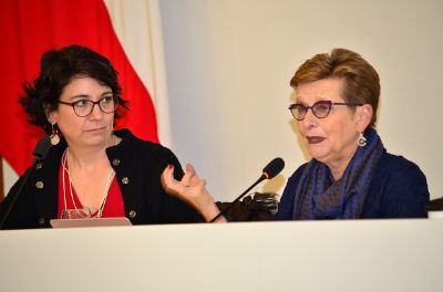De izquierda a derecha: la Doctora Soledad Falabella junto a la investigadora y académica Marianne Hirsch