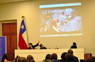 Marianne Hirsch y Soledad Falabella analizando una de las fotografías icónicas de la movilización feminista en Chile
