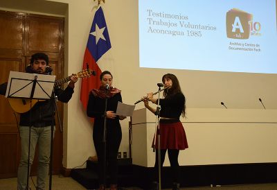 La interpretación del himno de los Trabajos Voluntarios de Temuco 1986 fue parte de este acto. 