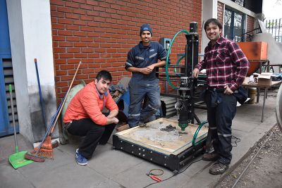 Los estudiantes César Salazar de Ingeniería Mecánica, Paulo Sandoval de Ingeniería en Computación y Hugo Reyes de Ingeniería Civil, realizaron este proyecto.