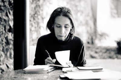 Elvira Hernández estudió Filosofía en el ex Instituto Pedagógico de la U. de Chile, institución a la que ingresó en 1969.