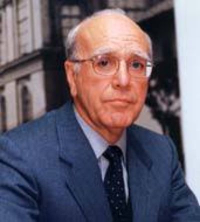 El profesor Mario Sapag fue un destacado académico y profesional, cumpliendo además diferentes responsabilidades directivas en la Universidad.