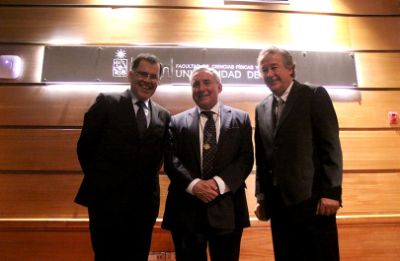 El decano saliente de FCFM, Patricio Aceituno, el Rector Ennio Vivaldi, y el decano Francisco Martínez.