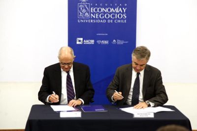 El convenio fue firmado por el decano de FEN, Manuel Agosín, y el vicepresidente ejecutivo de Arauco, Matías Domeyko.