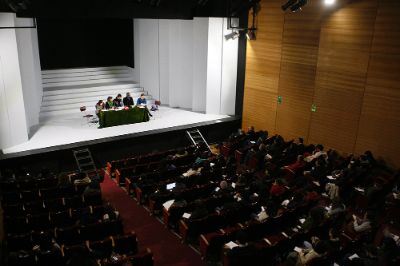 Decenas de personas se reunieron en el seminario, organizado por la Cátedra Racismos y Migraciones Contemporáneas. 