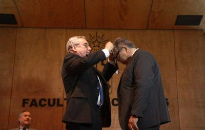 El Rector Ennio Vivaldi realizó la investidura del decano Raúl Morales, con la entrega la medalla Andrés Bello.