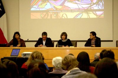 Panel de discusión "Desafíos de la migración en Chile" con la académica María Emilia Tijoux, el alcalde de Independencia Gonzalo Durán y el integrante del MAM Álvaro Quinteros.