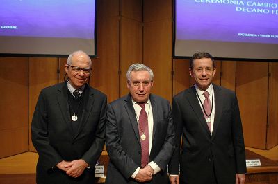 El decano saliente, Manuel Agosin, junto al rector Ennio Vivaldi y al nuevo decano de la Facultad de Economía y Negocios, José De Gregorio.