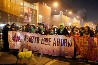 En la marcha en Santiago tres mujeres fueron apuñadas por hombres, mientras que un grupo organizado lanzó tripas de animales y sangre a las manifestantes.