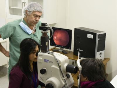 El doctor Rodrigo Donoso en el examen de fondo de ojo, junto a la tecnóloga médica Angélica Cárdenas. 