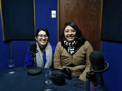 Paula Cancino (der.) y Constanza Rojas (izq.) gestoras culturales del primer circuito de murales para personas ciegas en Santiago.