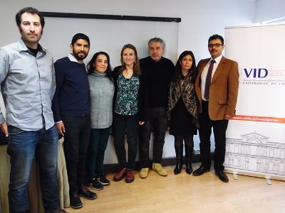 El Vicerrector de Investigación y Desarrollo, Flavio Salazar; y el Director de Creación Artística, Fernando Gaspar, junto a algunos académicos ganadores del CreArt 2018.