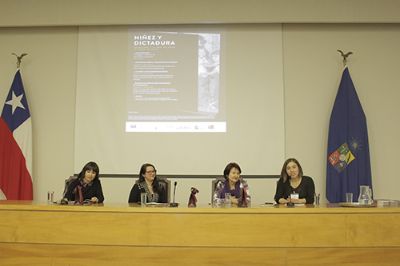 El panel inaugural "Niñez y dictadura" dio inicio a este ciclo que se realizará todos los jueves de agosto en la U. de Chile.