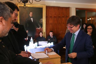 El profesor Jean Pierre Matus obtuvo más del 35 por ciento de las preferencias en la segunda vuelta de las elecciones por el decanato de la Facultad de Derecho U. de Chile.