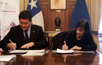 El convenio marco fue suscrito este jueves 16 de agosto en la Sala Amanda Labarca de la Casa Central de la U. de Chile. 