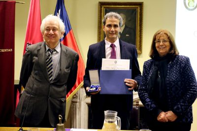El profesor Maass recibió la distinción de la presidenta de la directiva de la Academia Chilena de Ciencias y profesora de la U. de Chile, María Teresa Ruiz.