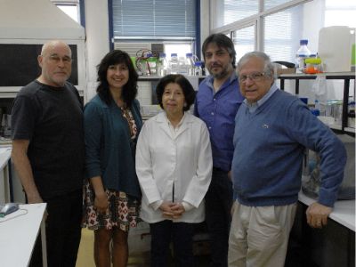 Los doctores Mario Herrera Marschitz, Paola Morales, María Elena Quintanilla, Marcelo Ezquer -de la UDD- y Yedy Israel. 