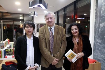 Faride Zeran junto a Patricia Espinosa, crítica literaria, y Pedro Gandolfo, escritor.