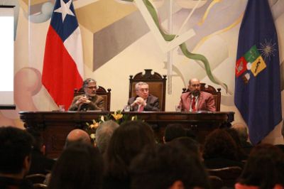 El vicepresidente del Senado, Guillermo Soto, junto al Rector Ennio Vivaldi y al secretario del organismo, Claudio Olea, quienes encabezaron esta ceremonia.