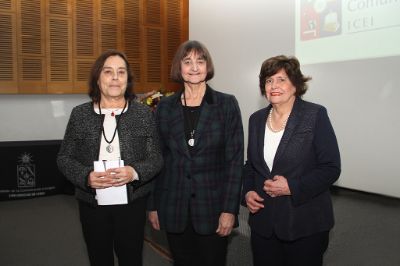 La nueva directora del ICEI, Loreto Rebolledo, junto a la prorrectora subrogante, Rosa Devés, y la directora saliente, María Olivia Mönckeberg.