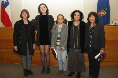 Vicerrectora de Extensión y Comunicaciones, Faride Zeran, junto a la prorectora subrogante, Rosa Devés, Olga Grau y Emilia Schneider.