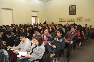 El lanzamiento contó con la participación de más de 100 personas que asistieron a la Sala Eloísa Díaz, ubicada en la Casa Central de la Universidad de Chile.