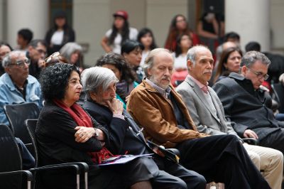 Guillermo Núñez junto a Faride Zeran, el decano de la Facultad de Artes, Luis Orlandini, el vicerrector de Asuntos Estudiantiles y Comunitarios, Juan Cortés, y el rector subrogante, Rafael Epstein.