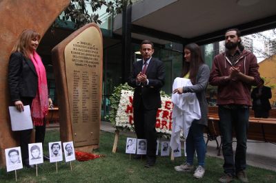 Acto de memoria y reparación en el que la FEN reinauguró la placa del memorial de estudiantes detenidos desaparecidos y ejecutados políticos de la Universidad de Chile.