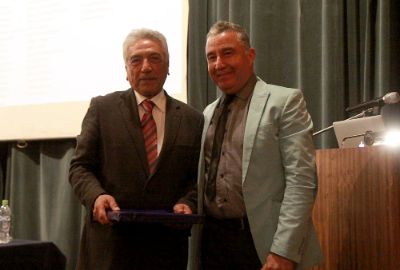 El director del INTA, Dr. Francisco Pérez, entregó un reconocimiento al Premio Nacional de Ciencias Aplicadas y Tecnológicas 2018, Romilio Espejo.
