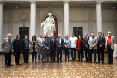 Autoridades de la Universidad de Chile junto a los panelistas de la actividad.