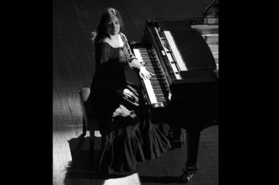 El Foro de las Artes 2018 será inaugurado con un concierto para piano y voz inspirado en Violeta Parra, creado e interpretado por la Académica del Departamento de Música, Milena Viertel.