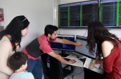 Demostración al interior del Centro de Procesamiento Transportable de Respaldo del Centro Sismológico Nacional de la Universidad de Chile.