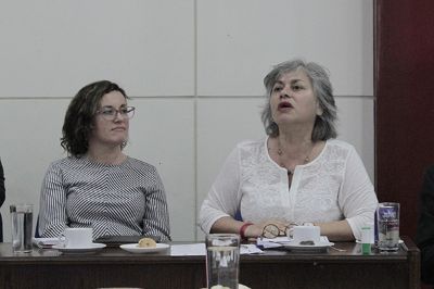 Luz Ángela Martínez, vicedecana de la Facultad de Filosofía y Humanidades, y Alejandra Bottinelli, senadora universitaria.