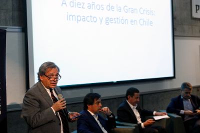 El decano de la Facultad de Derecho, Pablo Ruiz Tagle, aprovechó la ocasión para destacar lo crucial que resulta estudiar la crisis para proyectar las buenas ideas en el futuro.