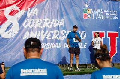 El vicerrector Cortés dio la bienvenida a la actividad en la que participaron más de tres mil corredores.