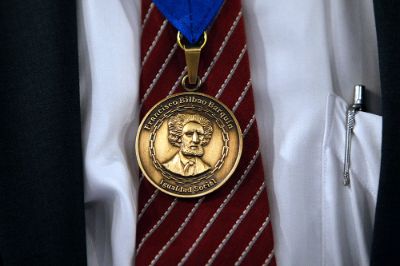 La Medalla Honorífica Francisco Bilbao, otorgada este martes 27 de noviembre al Rector Ennio Vivaldi.