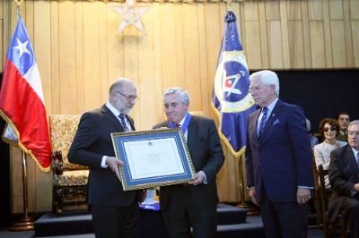 El Gran Maestro Sebastián Jans fue el encargado de entregar el reconocimiento al Rector de la Universidad de Chile. 