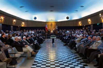 La ceremonia se realizó en la sede de la Gran Logia de Chile, encuentro donde participaron también diversas autoridades universitarias.